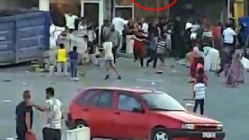 Esenler'de komşu olan iki ailenin kavgası kamerada