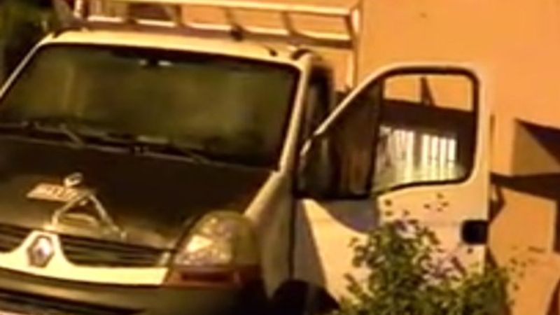 Ataşehir'de bir kamyonet yatak odasına girdi