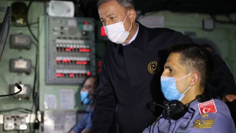 Bakan Akar Libya'da Mehmetçik'le buluştu