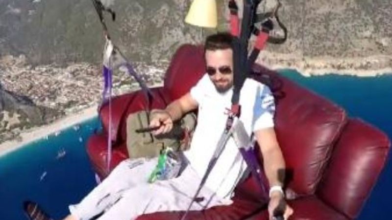 Fethiye'de koltukla uçarken televizyon izledi