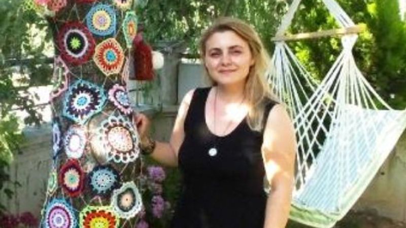 Balıkesir'de evinin bahçesini örgülerle süsledi