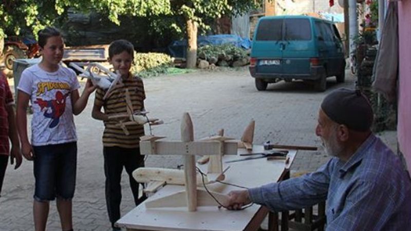 İnegöllü Refik dede, çocukları uçaklarla sevindiriyor
