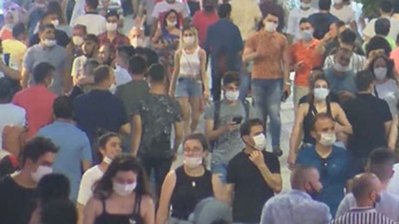 İstiklal Caddesi'nde hafta sonu yoğunluğu