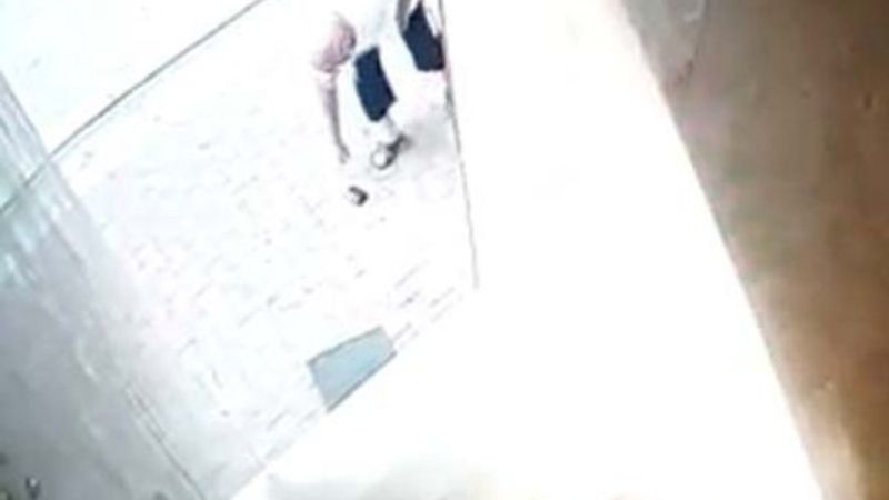 Esenyurt'ta yere düşen cüzdanın çalınma anı