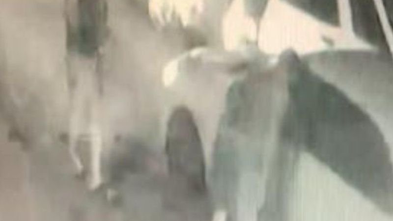 Pendik'te bir kadın aracının camı kırılarak darbedildi