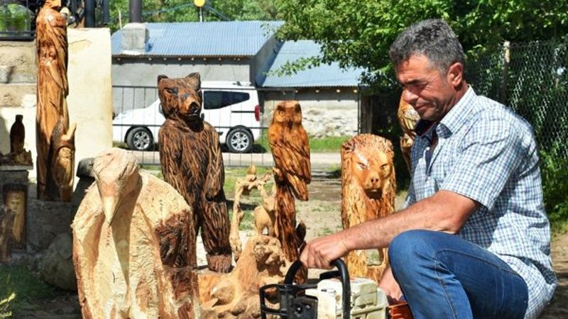 Muşlu besici, topladığı ağaçlardan hayvan figürü yapıyor