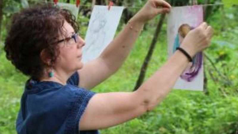 Rize'de fındık bahçesinde sergi açtı