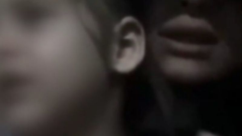 Kuzenine canlı yayında sigara içirmeye çalıştı