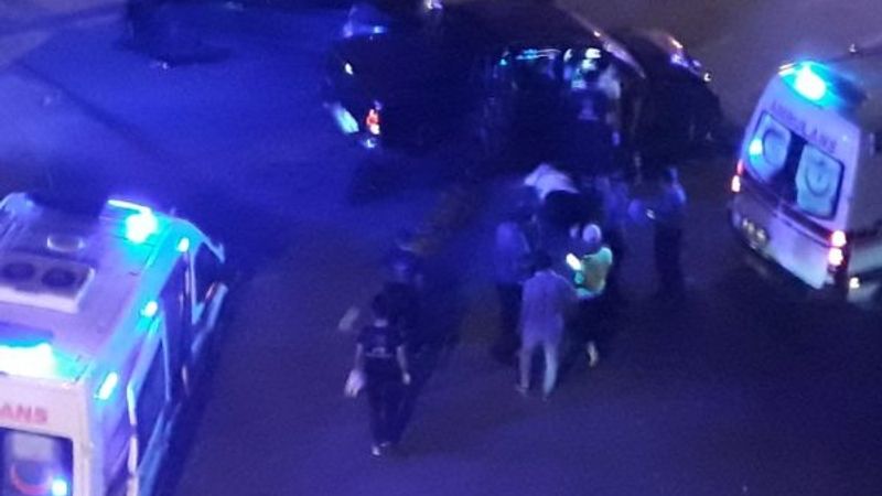 Beylikdüzü'nde kontrolden çıkan araç iki kişiye çarptı