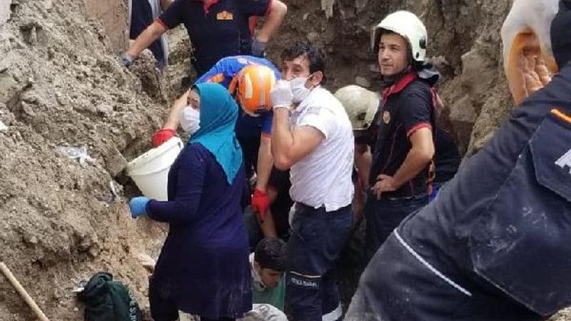 Kütahya'da okul bahçesinde göçük meydana geldi