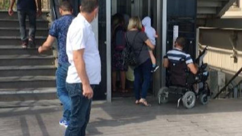 Metrobüs durağında engelli vatandaşa asansör ayıbı