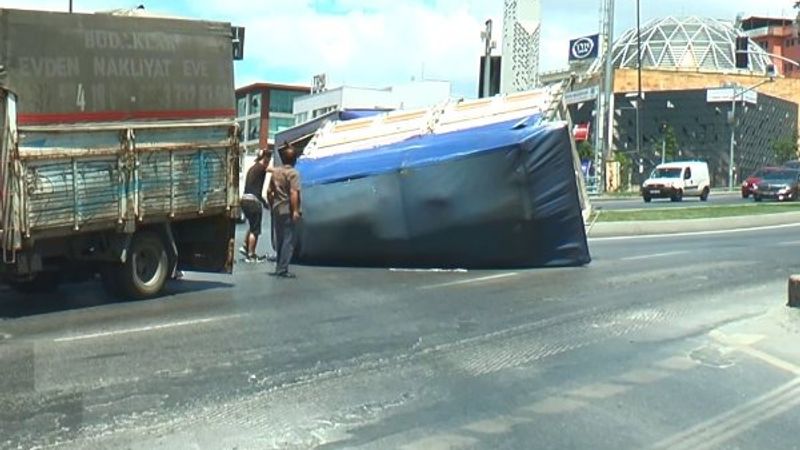İstanbul'da hasır yüklü kamyonun kasası yan yattı