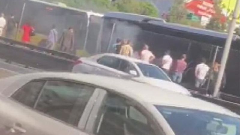 İstanbul'da metrobüste yangın paniği