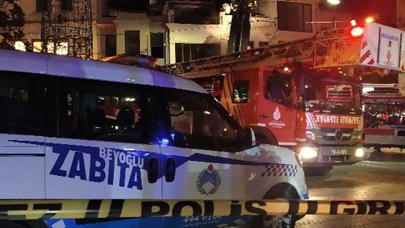 Beyoğlu'nda bir mağazada yangın çıktı