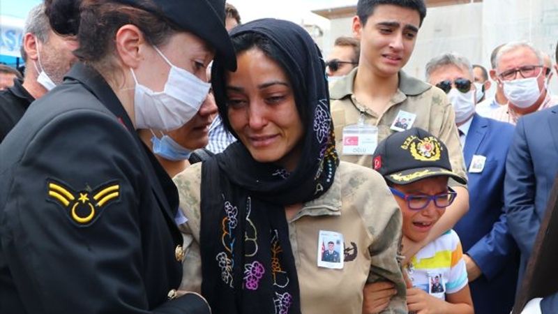 Havai fişek patlamasında şehit olan askerlere veda