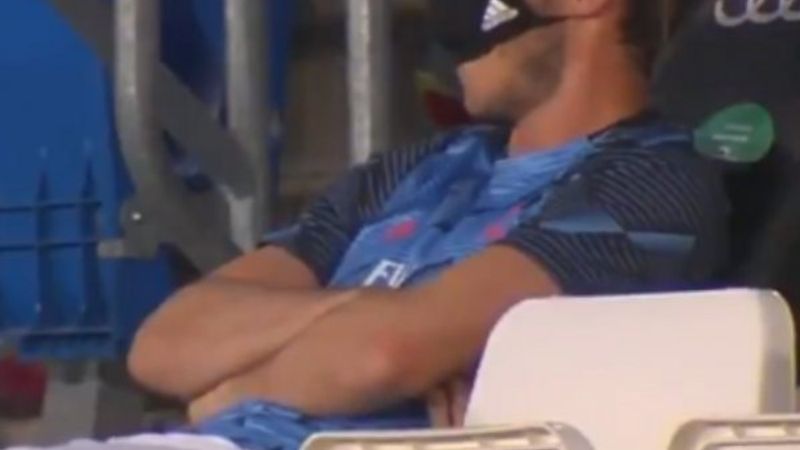 Gareth Bale yedek kulübesinde uyudu