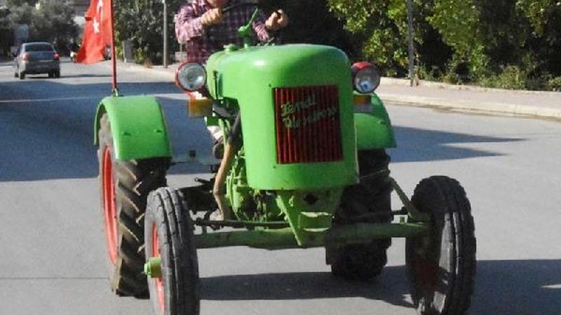 Antalya'da dede yadigarı traktörü çürümekten kurtardı
