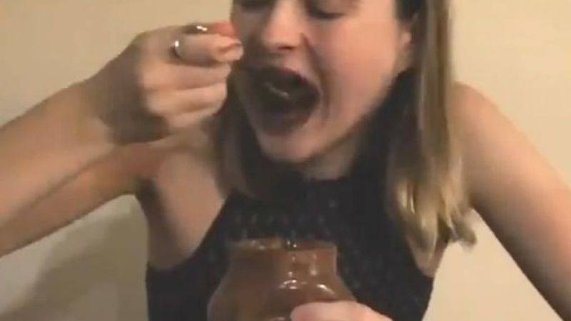 Dakikalar içinde 1 kilogram çikolatayı bitirdi