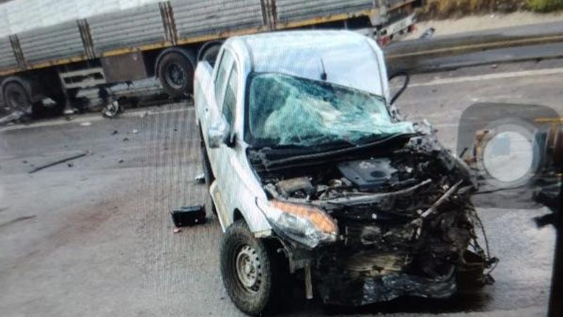 Niğde'de bir kamyonet tırın altına girdi