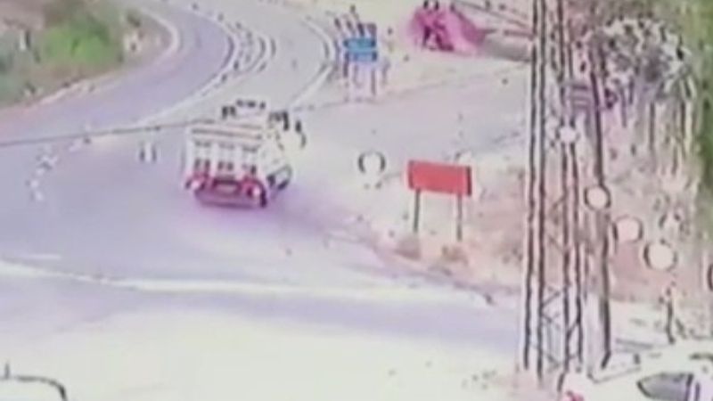 Elazığ’da freni boşalan kamyonun devrilme anı