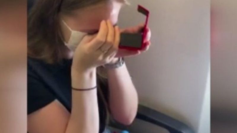 Ukrayna uçağında sürpriz evlilik teklifi