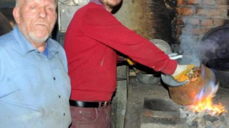 Kayseri'de 60 yıllık mesleğini oğlu ile yaşatıyor