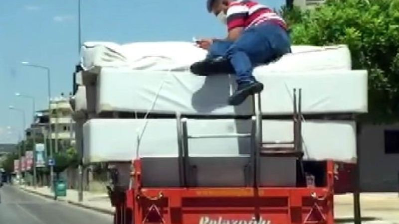 Gaziantep'de traktör römorku üzerinde tehlikeli yolculuk