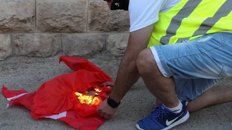 Dışişleri Bakanlığından Türk bayrağını yakanlara kınama