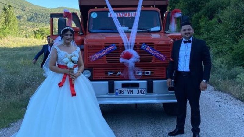 Ankara'da bir çift düğün arabası olarak kamyonu seçti