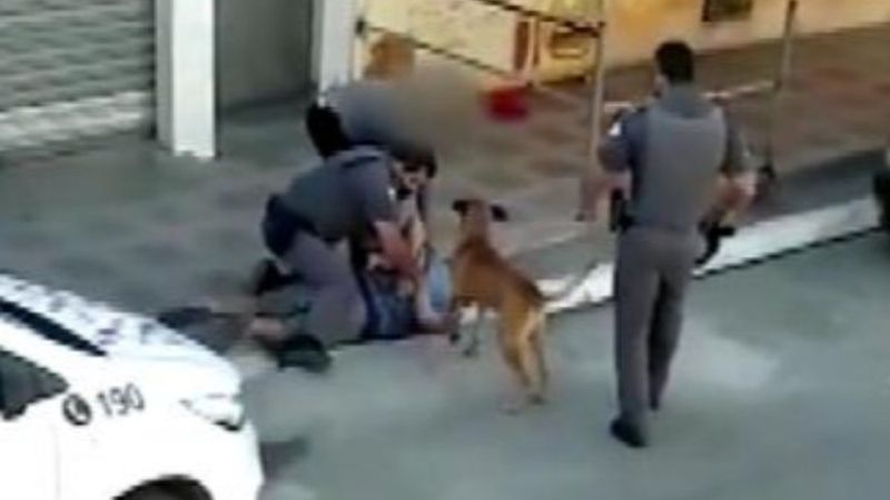 Brezilya polisinden, gözaltına alınan kişiye şiddet
