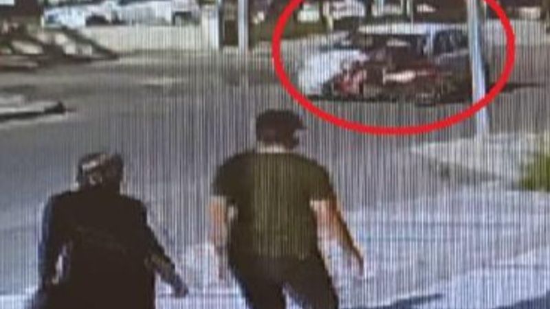 İnegöl'de elektrikli bisiklet ile otomobilin çarpışma anı