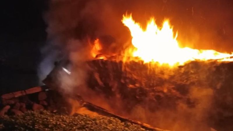 Ardahan'da yangın: 2 ev ve 1 ahır yanarak kül oldu