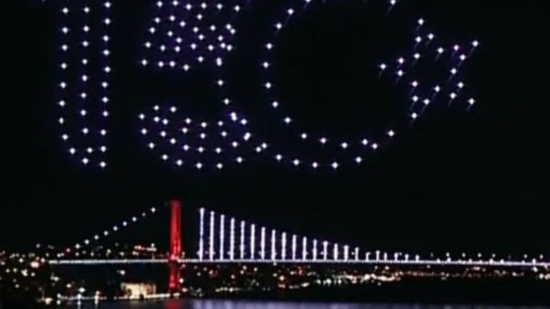İstanbul Boğazı'nda drone'larla 15 Temmuz gösterisi