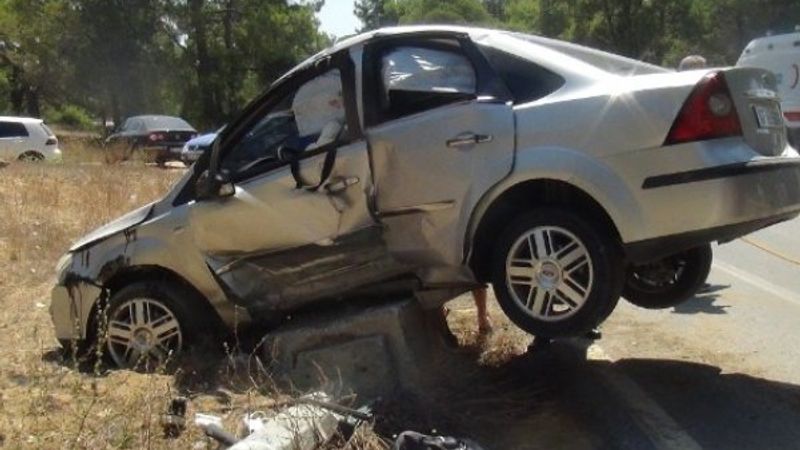 Antalya'da trafik kazası: Otomobilin içinde sıkıştı