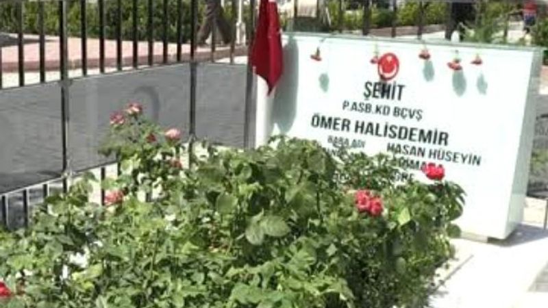 Şehit Astsubay Ömer Halisdemir, kabri başında anıldı