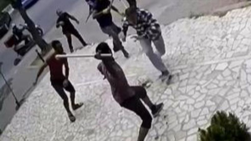 Kadıköy'de bıçaklı sopalı 'yan baktın' kavgası