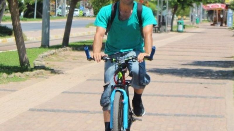 Antalya'da aynı caddede her gün eşi ve çocuğunu arıyor