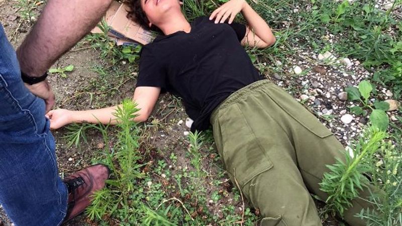 Sakarya’da genç kadını darbedip, yol kenarına attılar