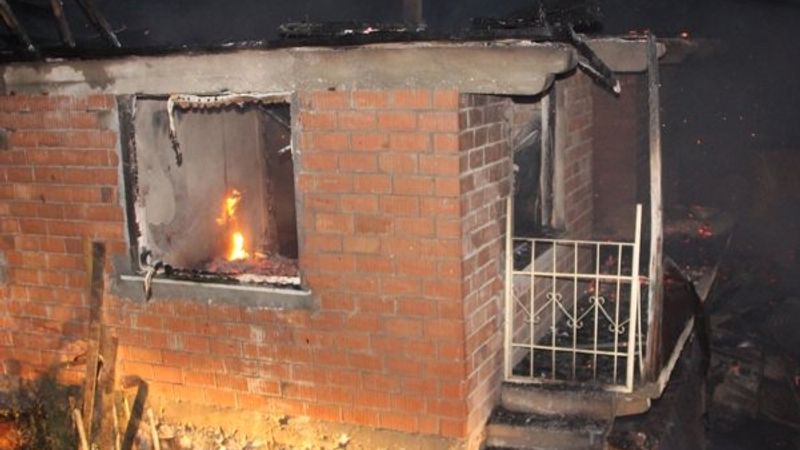 Amasya'da çıkan yangında 2 ev yandı kül oldu