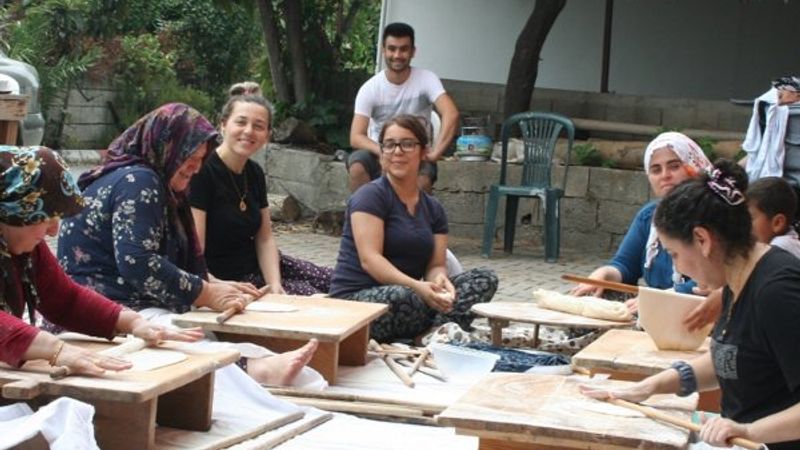 Hataylı kadınlar imece usulü yufka ekmek hazırlıyor