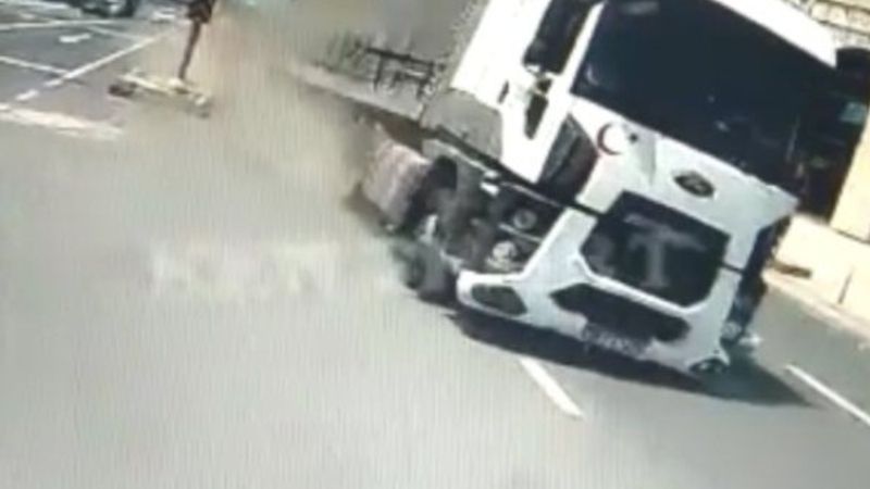 Kocaeli'de kazadan kaçmak isteyen tır, otobüse çarptı