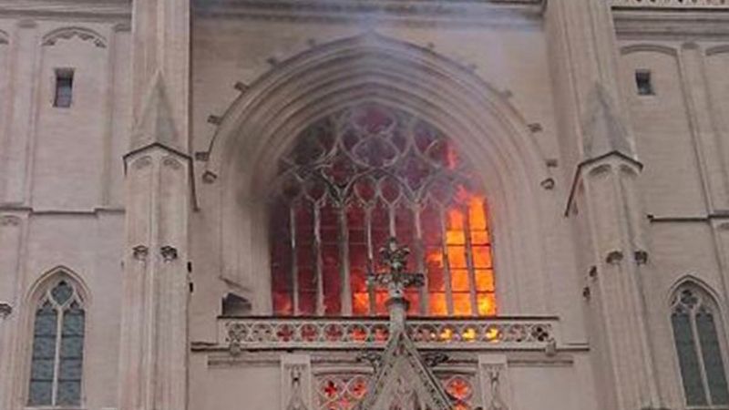 Fransa'da tarihi Nantes Katedrali'nde yangın
