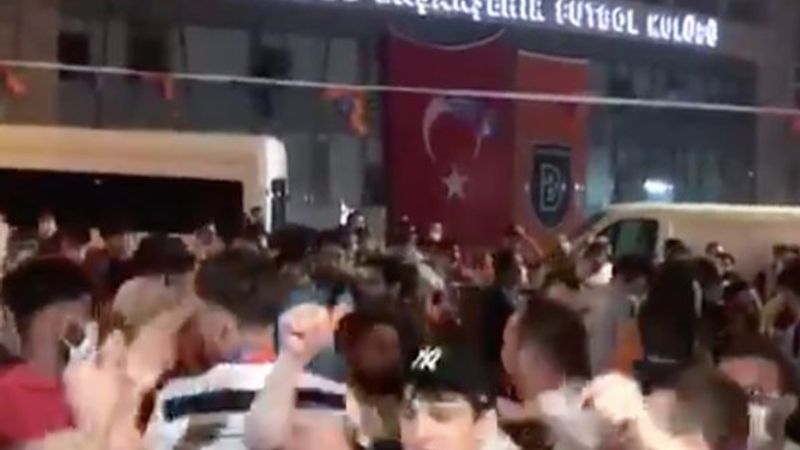 Başakşehirlilerin şampiyonluk kutlamaları