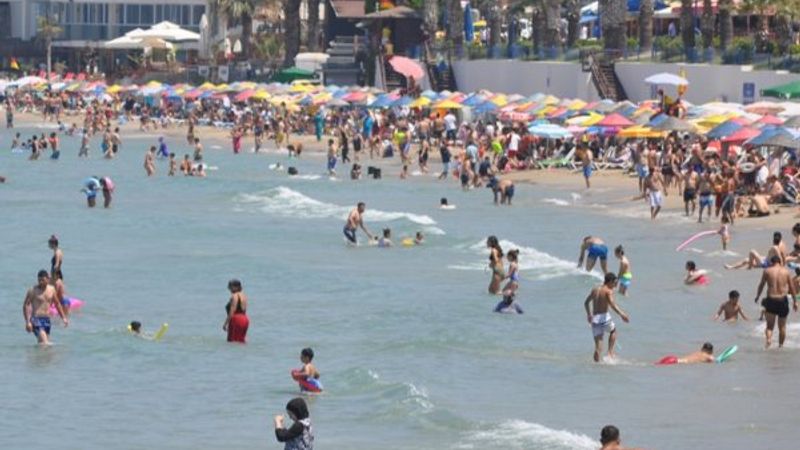 Ege sahilleri, sıcak havanın etkisiyle doldu