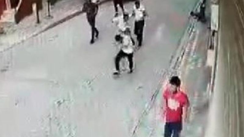 Sultangazi'de oğlunu bıçaklayanlara silahla ateş açtı