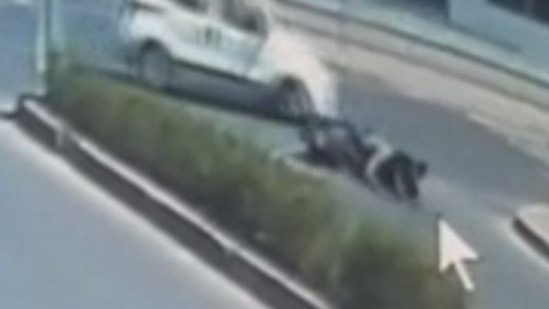 Antalya'da araca çarpmamak için motosikletini devirdi