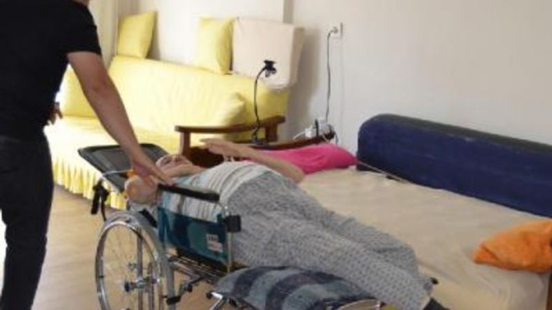 Manisa'da yatalak olan itfaiyeci, akülü araba istiyor