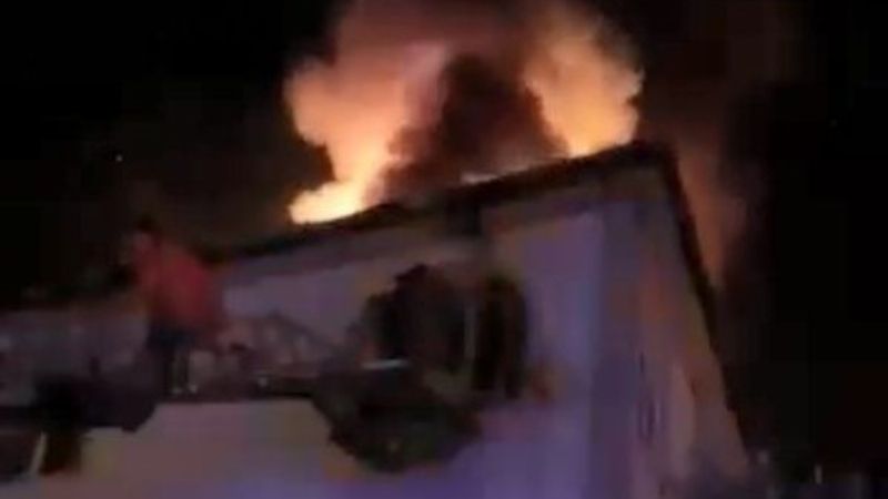 Kocaeli'de 3 katlı binanın çatısında yangın çıktı