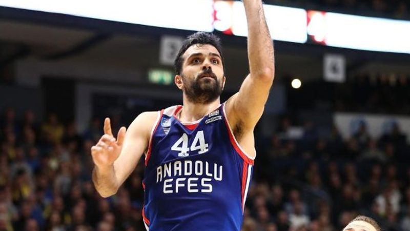Anadolu Efes, Simon'un sözleşmesini uzattı