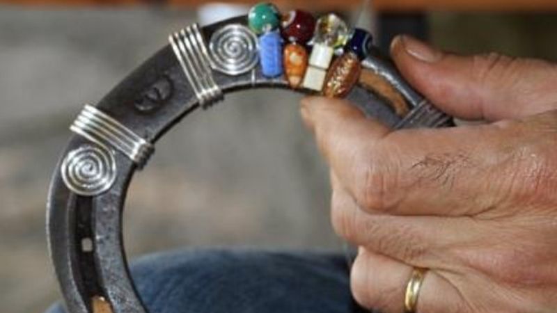 Düzce'de, hurda nalları süs eşyası yapımında kullanıyor